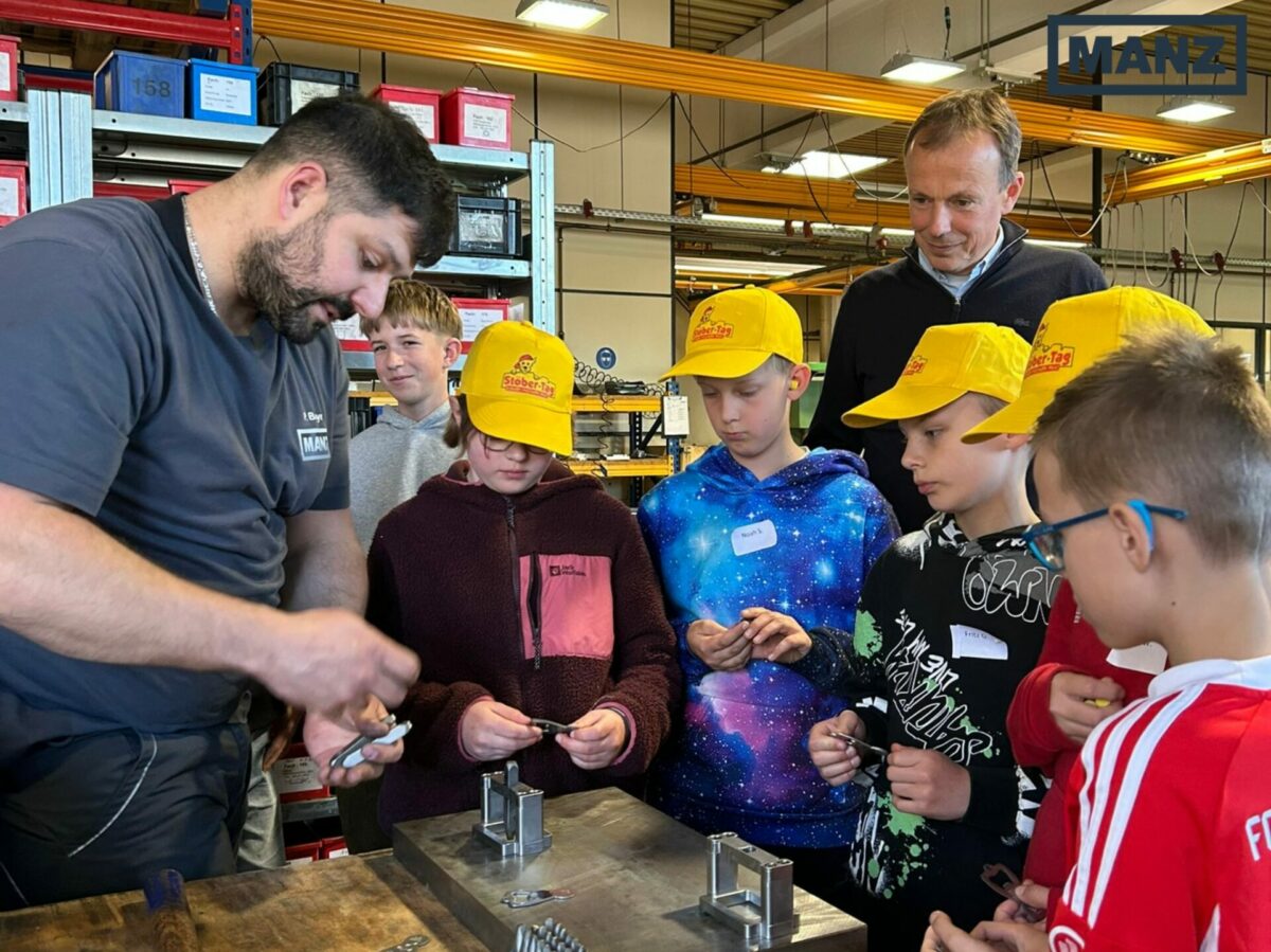 Schülerinnen und Schüler schnuppern Praxisluft bei MANZ